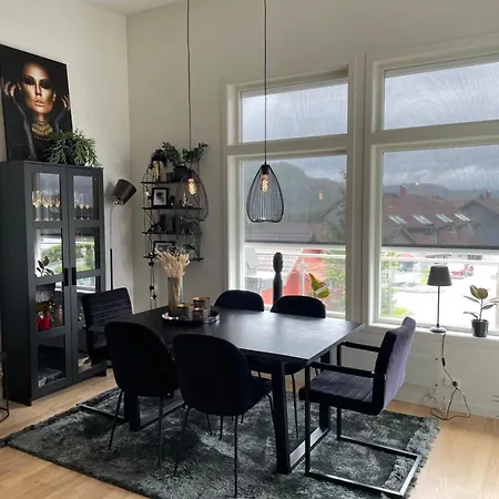 Stor Og Moderne Med Hoy Standard Og Flott Utsikt, 2 Soverom Apartment *